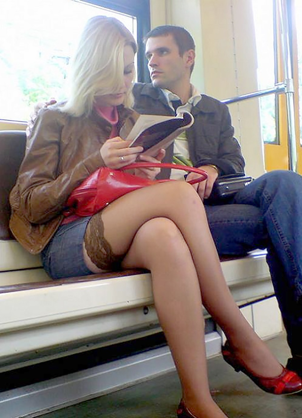 Девушки без трусиков под юбкой в метро