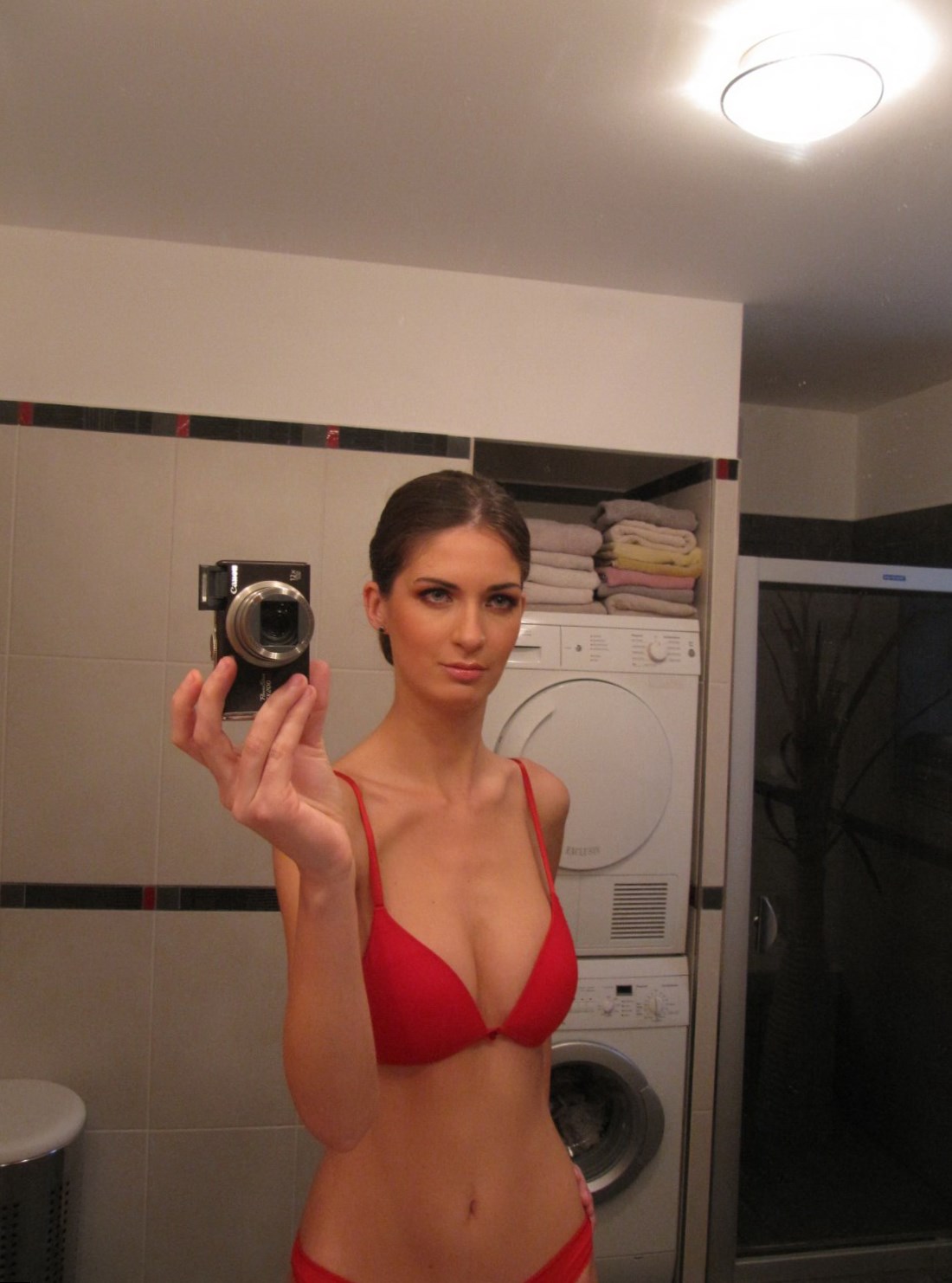 Сексуальные девки с классными сиськами перед зеркалом с камерой - порно фото